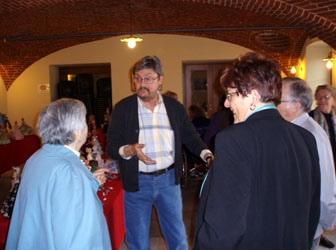 Angelo Berni con alcuni visitatori all'inaugurazione dell'esposizione